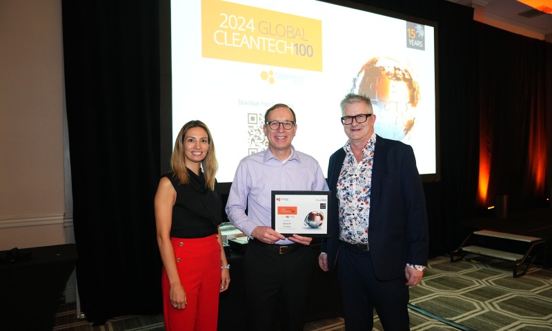 David Ward, CEO von Oxford PV, nimmt die Auszeichnung Cleantech 100 2024 entgegen