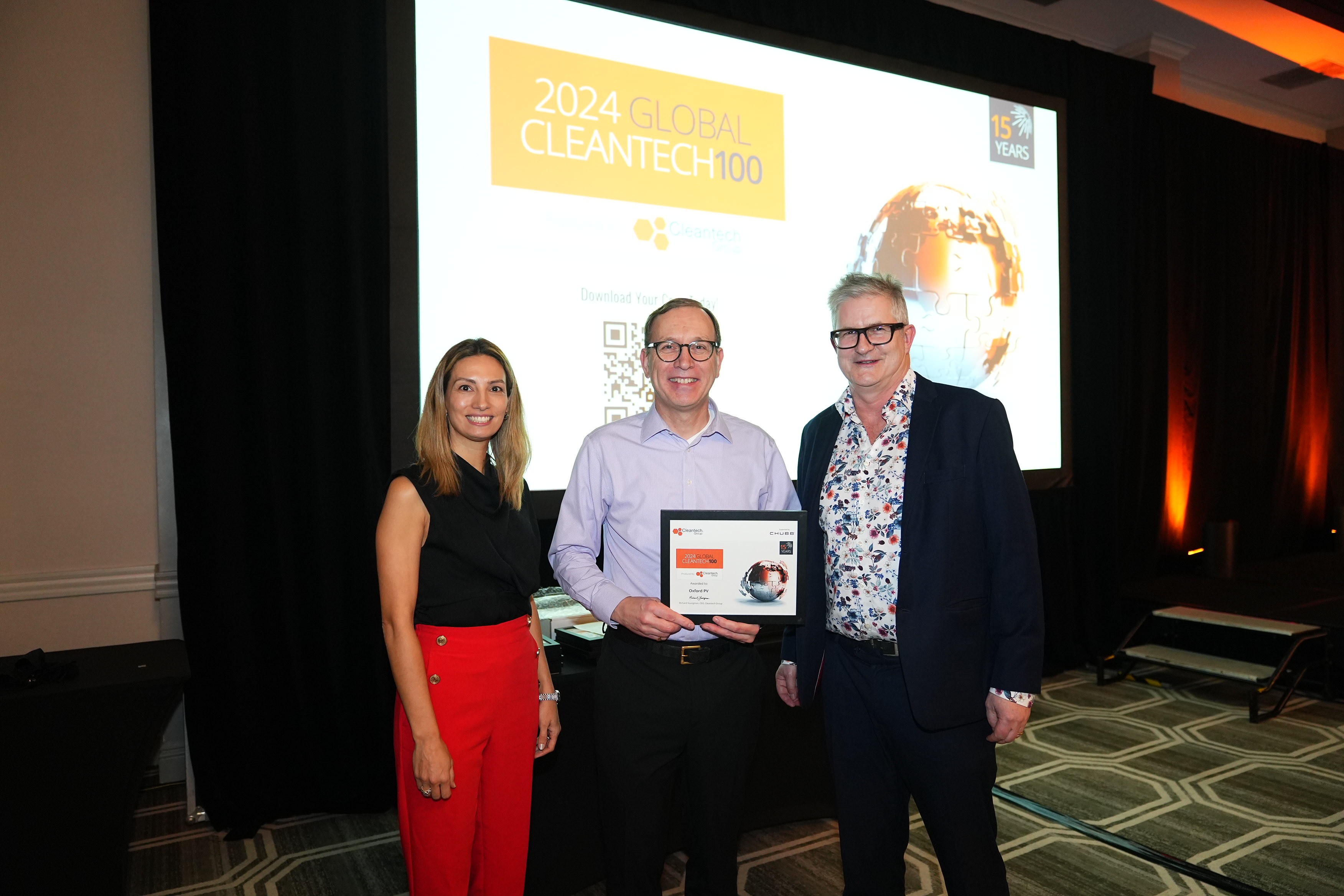 David Ward, CEO von Oxford PV, nimmt die Auszeichnung Cleantech 100 2024 entgegen